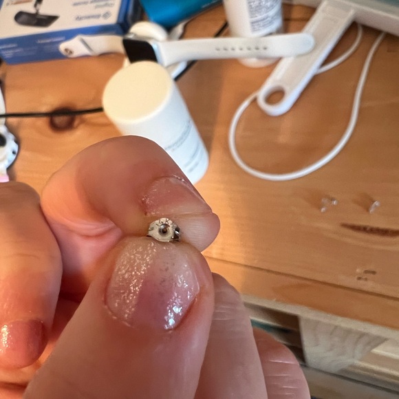 14k solid white gold stud earrings. Cubic zirconium - Picture 5 of 7